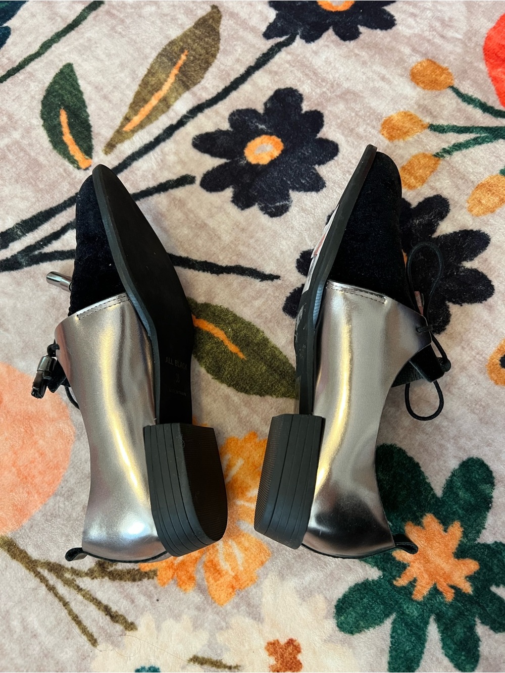 Like NEW Women's Black Velvet and Leather Flats - Picture 4 of 6